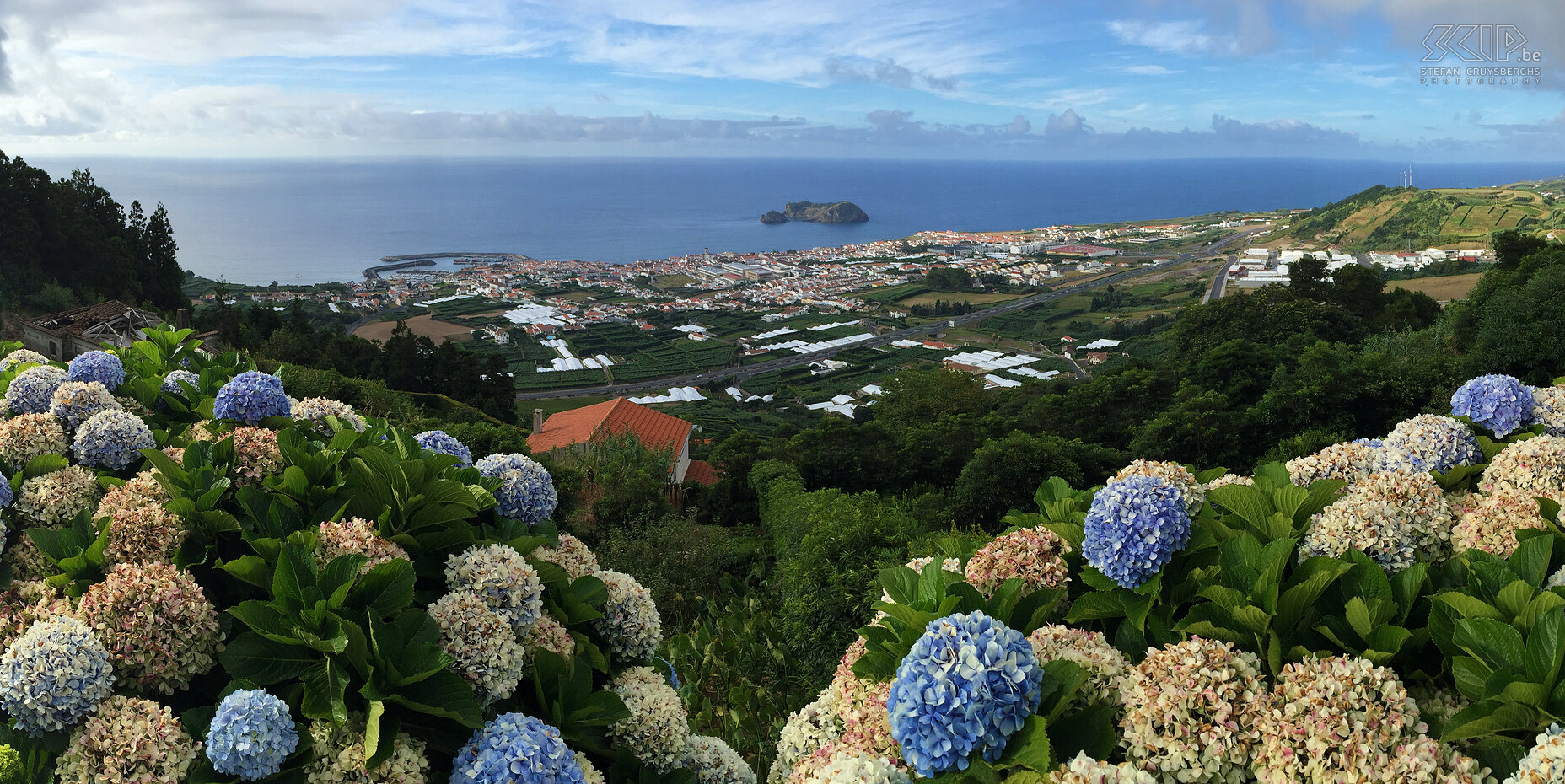 Villa da Campo View at the village of Villa da Campo and the Atlantic Ocean at the south coast of São Miguel. This photo is taken from the viewpoint of Ermida de Nossa Senhora da Paz. Stefan Cruysberghs